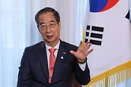 한덕수 국무총리가 14일(현지시간) 폴란드 크리니차에서 취재진과 인터뷰를 하고 있다.