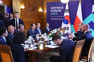 한덕수 국무총리가 14일(현지시간) 폴란드 크리니차 양자회담장에서 안제이 두다 폴란드 대통령과 면담하고 있다.
