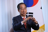 한덕수 국무총리가 14일(현지시간) 폴란드 크리니차에서 취재진과 인터뷰를 하고 있다.