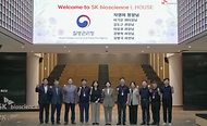 지영미 질병관리청장이 14일 경북 안동시 SK바이오사이언스를 방문해 관계자들과 기념촬영을 하고 있다.