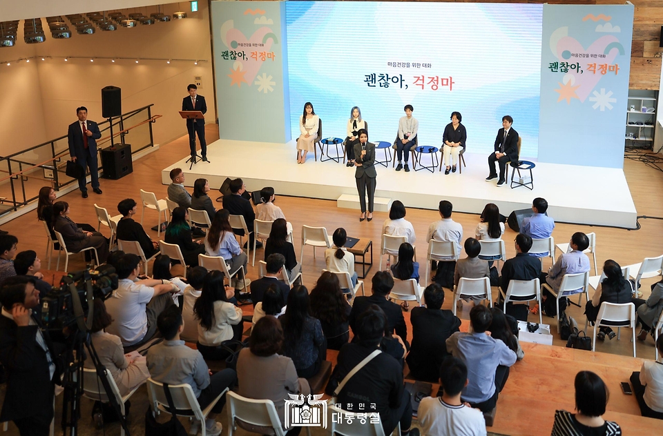 김건희 여사가 15일 서울 중구 커뮤니티하우스 마실에서 열린 ‘괜찮아, 걱정마’ 마음건강을 위한 대화에서 발언하고 있다.
