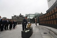 신범철 국방부 차관이 15일 경기 평택시 해군 2함대사령부를 방문해 천안함 46용사들의 위령비에 참배하고 있다. (출처=국방부 페이스북)