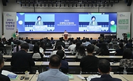 지영미 질병관리청장이 14일 경북 안동시 안동국제컨벤션센터에서 열린 ‘2023 국제백신산업포럼’에서 축사를 하고 있다.