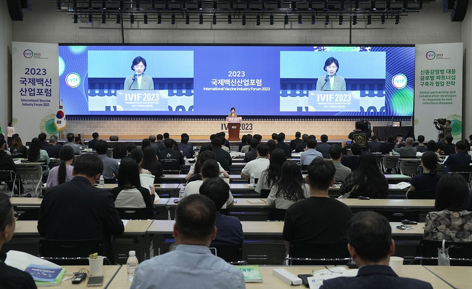 지영미 질병관리청장이 14일 경북 안동시 안동국제컨벤션센터에서 열린 ‘2023 국제백신산업포럼’에서 축사를 하고 있다.