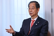 한덕수 국무총리가 14일(현지시간) 폴란드 크리니차에서 취재진과 인터뷰를 하고 있다.