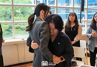 김건희 여사가 15일 서울 중구 커뮤니티하우스 마실에서 열린 ‘괜찮아, 걱정마’ 마음건강을 위한 대화에서 참석자를 격려하고 있다.