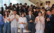 김건희 여사가 15일 서울 중구 커뮤니티하우스 마실에서 열린 ‘괜찮아, 걱정마’ 마음건강을 위한 대화에서 박수를 치고 있다.