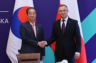 한덕수 국무총리가 14일(현지시간) 폴란드 크리니차 양자회담장에서 안제이 두다 폴란드 대통령과 악수하며 기념촬영을 하고 있다.