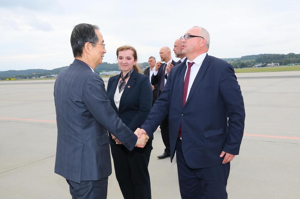 한덕수 국무총리가 14일(현지시간) 폴란드 크리니차 공항에서 출국하기 전 환송객과 인사하고 있다.