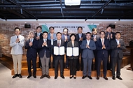 한화진 환경부 장관이 15일 서울 중구 신세계면세점 명동점에서 면세점 업계와 ‘일회용품 및 유통완충재 사용 줄이기 자발적 협약’을 체결한 뒤 기념촬영을 하고 있다.
