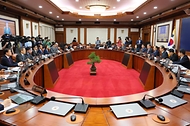 한덕수 국무총리가 19일 서울 종로구 정부서울청사에서 열린 ‘제39회 국무회의’를 주재하고 있다.