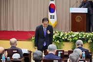 한덕수 국무총리가 18일 서울 서초구 대한민국학술원에서 열린 ‘제68회 대한민국학술원상 시상식’에서 참석자들을 향해 인사하고 있다.