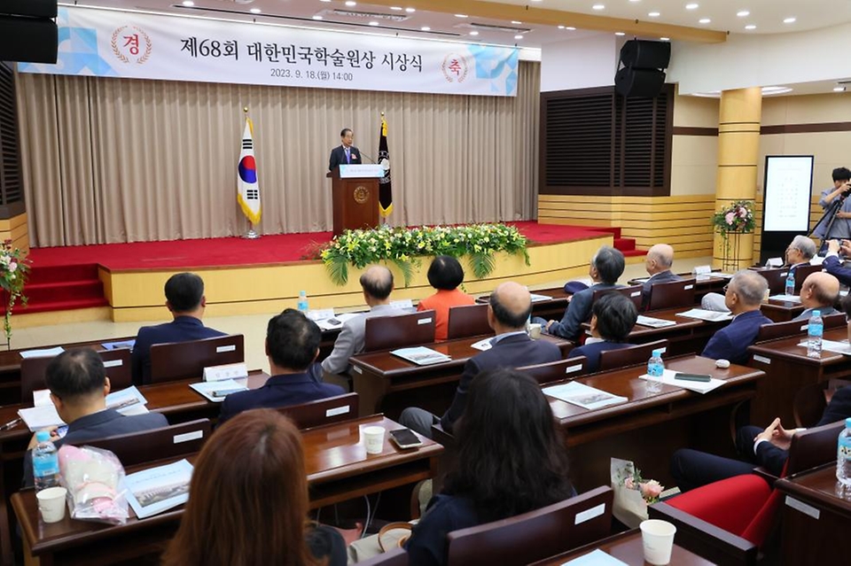 한덕수 국무총리가 18일 서울 서초구 대한민국학술원에서 열린 ‘제68회 대한민국학술원상 시상식’에 참석해 축사를 하고 있다.