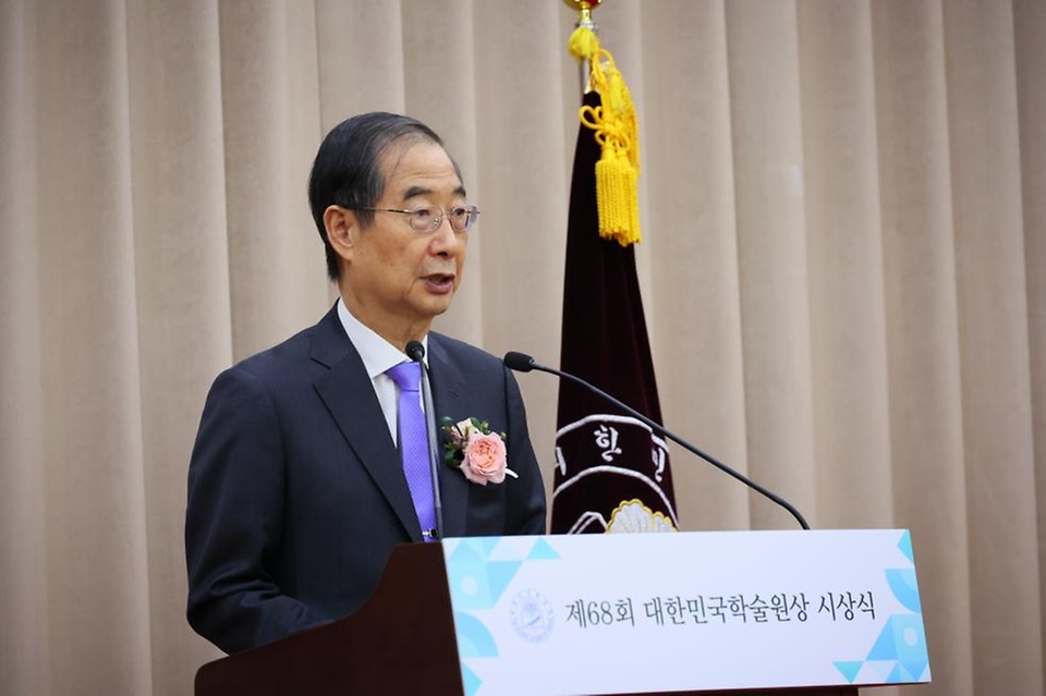 한덕수 국무총리가 18일 서울 서초구 대한민국학술원에서 열린 ‘제68회 대한민국학술원상 시상식’에 참석해 축사를 하고 있다.