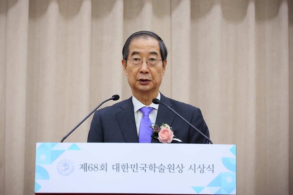 한덕수 국무총리가 18일 서울 서초구 대한민국학술원에서 열린 ‘제68회 대한민국학술원상 시상식’에 참석해 축사를 하고 있다.