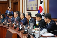 한덕수 국무총리가 19일 서울 종로구 정부서울청사에서 열린 ‘제39회 국무회의’에서 발언하고 있다.