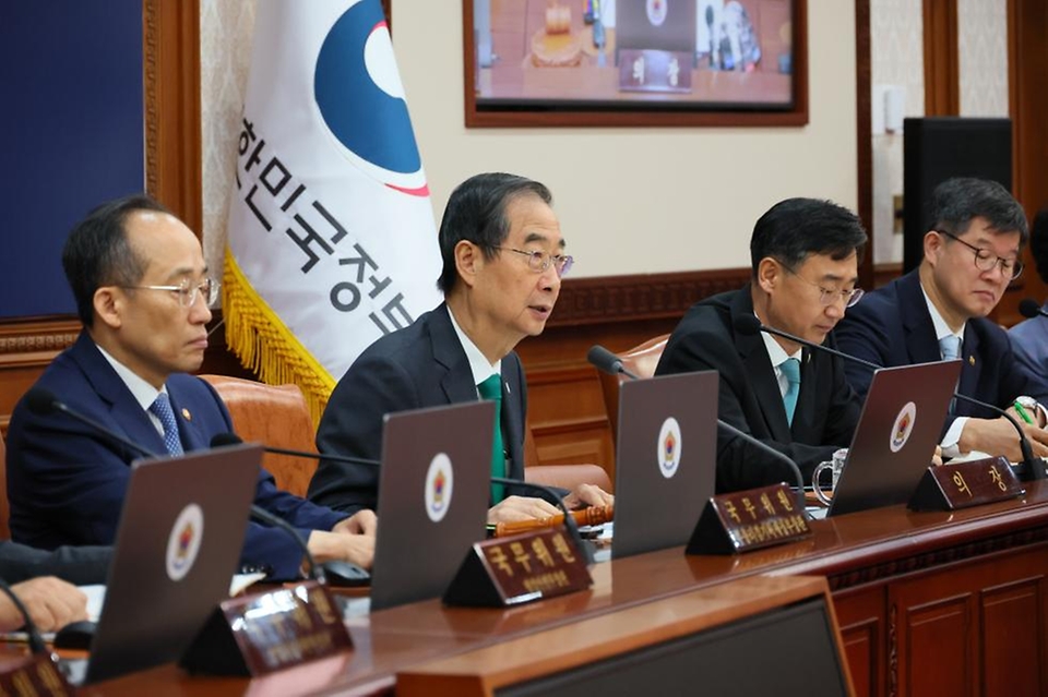 한덕수 국무총리가 19일 서울 종로구 정부서울청사에서 열린 ‘제39회 국무회의’를 주재하고 있다.