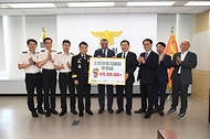 남화영 소방청장이 18일 세종시 소방청에서 알 히즈아지 에쓰오일 CEO에게 후원금을 전달받고 기념촬영을 하고 있다.