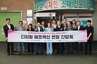 이영 중소벤처기업부 장관이 18일 인천 남동구 파버나인에서 열린 ‘디지털 제조혁신 현장 간담회’를 마친 후 관계자들과 기념촬영을 하고 있다.