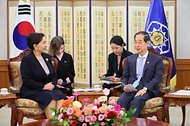 한덕수 국무총리가 20일 서울 종로구 정부서울청사에서 탄질라 나르바예바 우즈베키스탄 상원의장과 환담을 나누고 있다.