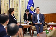 한덕수 국무총리가 20일 서울 종로구 정부서울청사에서 탄질라 나르바예바 우즈베키스탄 상원의장과 환담을 나누고 있다.