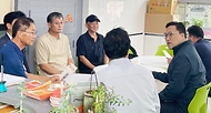 김병환 기획재정부 차관이 19일 충청남도 공주시 공주산성시장을 방문해 상인 및 관계자들과 간담회를 하고 있다.