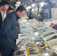 김병환 기획재정부 차관이 19일 충청남도 공주시 공주산성시장을 방문해 물가를 점검하고 있다.