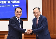 추경호 부총리 겸 기획재정부 장관이 19일 오후 서울 종로구 정부서울청사에서 열린 ‘제6기 중장기전략위원회 제1차 전체회의’에서 박재완 중장기전략위원장과 악수하며 기념촬영을 하고 있다.