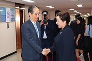 한덕수 국무총리가 20일 서울 종로구 정부서울청사에서 탄질라 나르바예바 우즈베키스탄 상원의장과 악수하고 있다.