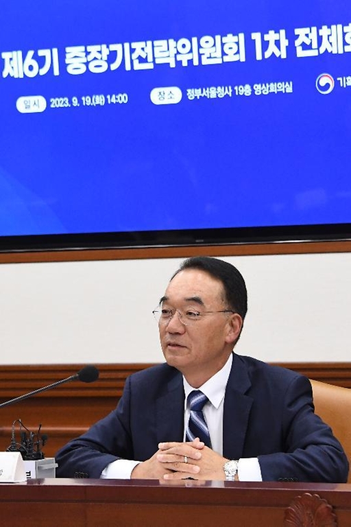 19일 서울 종로구 정부서울청사에서 열린 ‘제6기 중장기전략위원회 제1차 전체회의’에서 박재완 중장기전략위원장이 발언하고 있다.