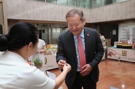 이상민 행정안전부 장관이 19일 서울 종로구 정부서울청사 로비에서 열린 ‘추석맞이 농수산물 직거래장터’에서 청사 직원들에게 선물할 물품을 구입하며 상인과 대화하고 있다.