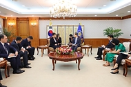 한덕수 국무총리가 20일 서울 종로구 정부서울청사에서 탄질라 나르바예바 우즈베키스탄 상원의장을 접견하고 있다.
