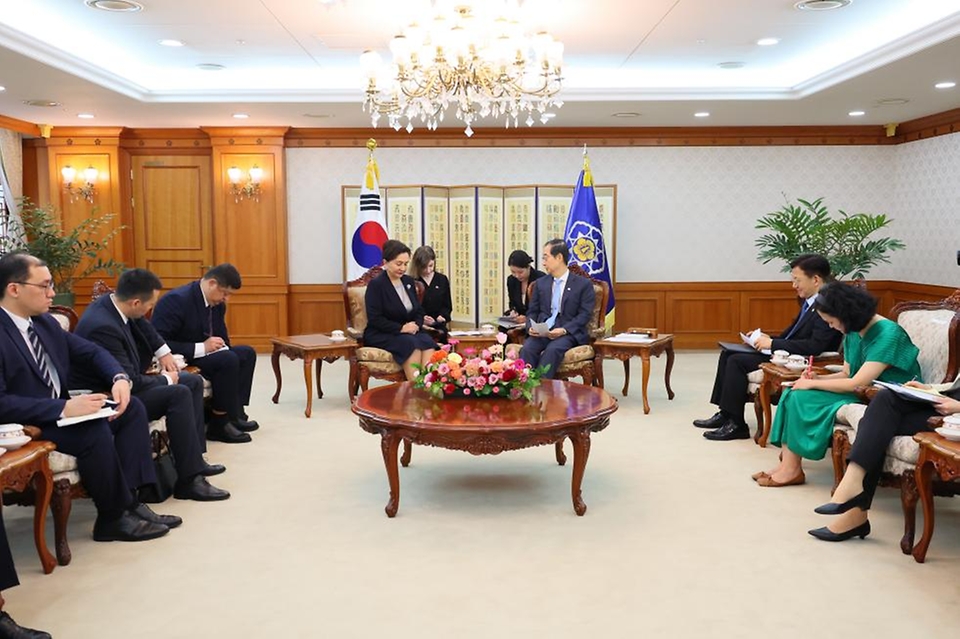 한덕수 국무총리가 20일 서울 종로구 정부서울청사에서 탄질라 나르바예바 우즈베키스탄 상원의장을 접견하고 있다.