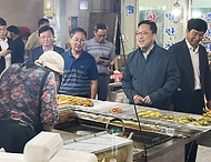 김병환 기획재정부 차관이 19일 충청남도 공주시 공주산성시장을 방문해 시장상인의 애로사항을 청취하고 있다.