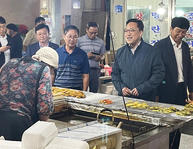 김병환 기획재정부 차관이 19일 충청남도 공주시 공주산성시장을 방문해 시장상인의 애로사항을 청취하고 있다.