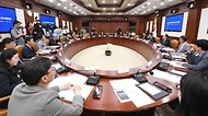 19일 서울 종로구 정부서울청사에서 ‘제6기 중장기전략위원회 제1차 전체회의’가 진행되고 있다.
