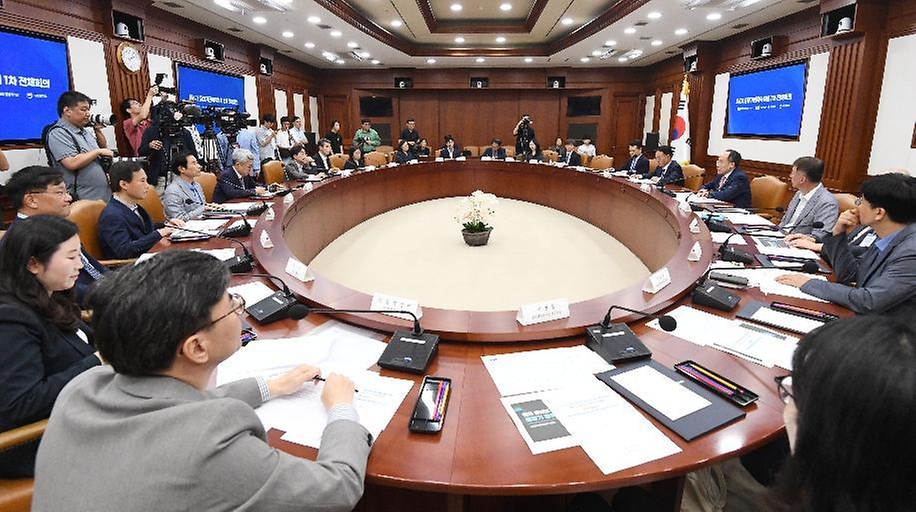 19일 서울 종로구 정부서울청사에서 ‘제6기 중장기전략위원회 제1차 전체회의’가 진행되고 있다.
