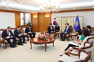 한덕수 국무총리가 20일 서울 종로구 정부서울청사에서 탄질라 나르바예바 우즈베키스탄 상원의장을 접견하고 있다.