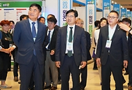 천영길 산업통상자원부 에너지정책실장이 19일 서울 강남구 코엑스에서 열린 ‘2023 원자력 생태계 박람회’에서 원전 기술·서비스 마케팅 등의 전시장 부스를 둘러보고 있다.