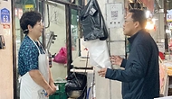 김병환 기획재정부 차관이 19일 충청남도 공주시 공주산성시장을 방문해 시장상인의 애로사항을 청취하고 있다.