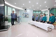 방문규 산업통상자원부 장관이 20일 울산 울주군 한국수력원자력 새울원자력본부를 방문해 관계자의 설명을 듣고 있다.
