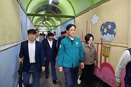 김태규 국민권익위원회 부위원장이 15일 원효가도교 개량공사 교통 대책 마련 요구 집단민원이 제기된 서울 용산구 현장을 방문해 둘러보고 있다.