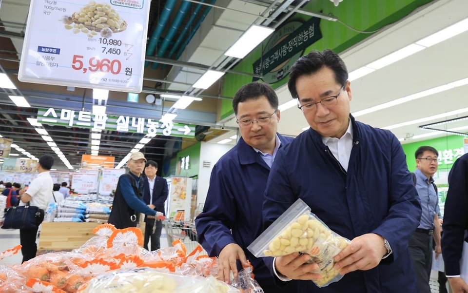정황근 농림축산식품부 장관이 20일 서울 도봉구 창동 농협 하나로마트를 방문해 추석 성수품 마늘 수급상황을 점검하고 있다.