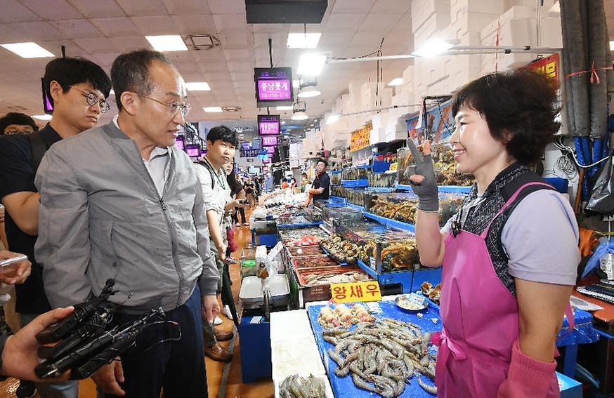 추경호 부총리 겸 기획재정부 장관이 20일 서울 영등포구 노량진 수산시장을 방문해 상인과 대화하고 있다.