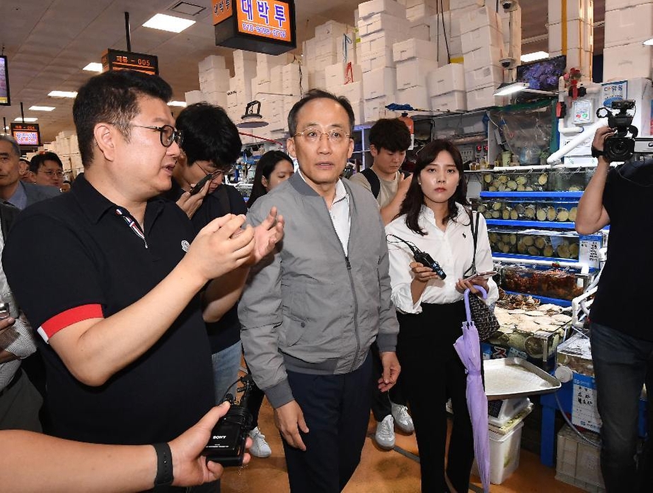 추경호 부총리 겸 기획재정부 장관이 20일 서울 영등포구 노량진 수산시장을 방문해 소비 동향을 점검하는 등 애로사항을 청취하고 있다.