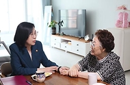 김현숙 여성가족부 장관이 19일 대구에 위치한 일본군 ‘위안부’ 피해자 이용수 할머니의 자택을 방문해 대화하고 있다.