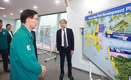 방문규 산업통상자원부 장관이 20일 부산신항 내 3부두 한진터미널을 방문해 수출물류 현황을 확인하고 있다.