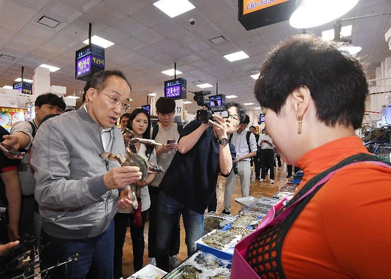 추경호 부총리 겸 기획재정부 장관이 20일 서울 영등포구 노량진 수산시장을 방문해 수산물을 살펴보며 상인과 대화하고 있다.