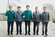 방문규 산업통상자원부 장관이 20일 울산 울주군 한국수력원자력 새울원자력본부를 방문해 관계자들과 기념촬영을 하고 있다.