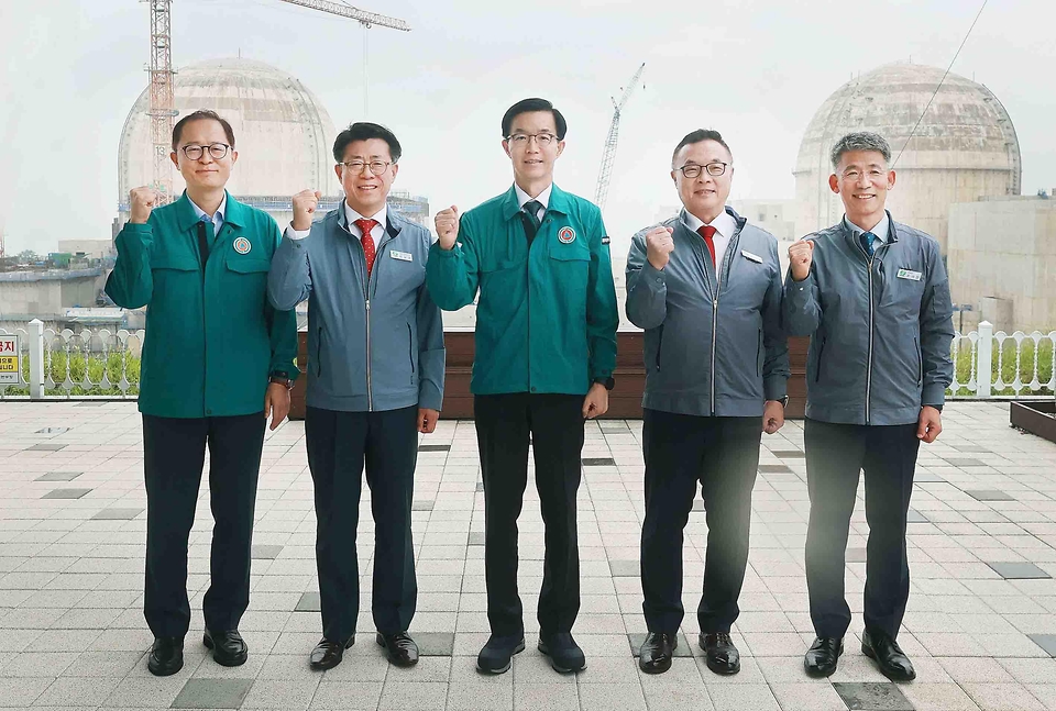 방문규 산업통상자원부 장관이 20일 울산 울주군 한국수력원자력 새울원자력본부를 방문해 관계자들과 기념촬영을 하고 있다.